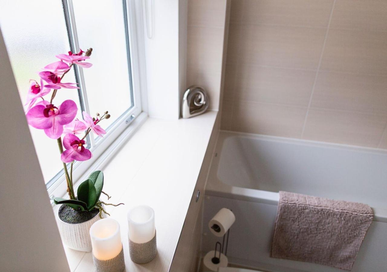 Stunning 2 Bed With Private Patio And Free Parking Villa Cheltenham Eksteriør bilde