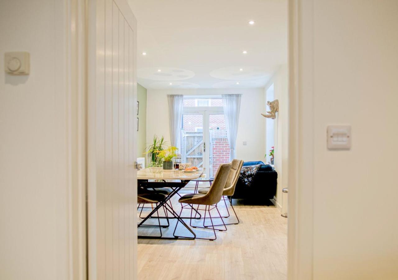 Stunning 2 Bed With Private Patio And Free Parking Villa Cheltenham Eksteriør bilde