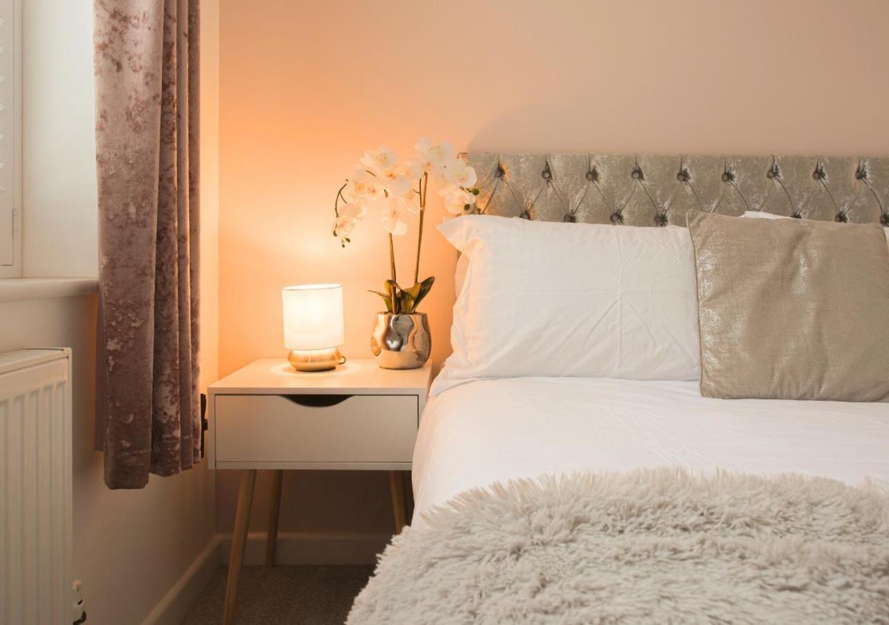 Stunning 2 Bed With Private Patio And Free Parking Villa Cheltenham Eksteriør bilde