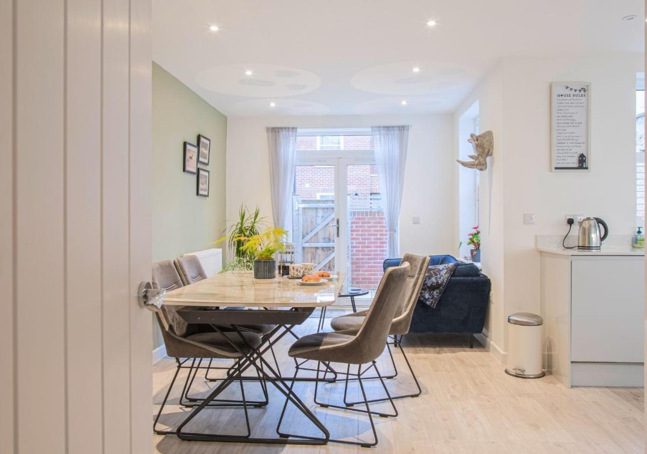 Stunning 2 Bed With Private Patio And Free Parking Villa Cheltenham Eksteriør bilde