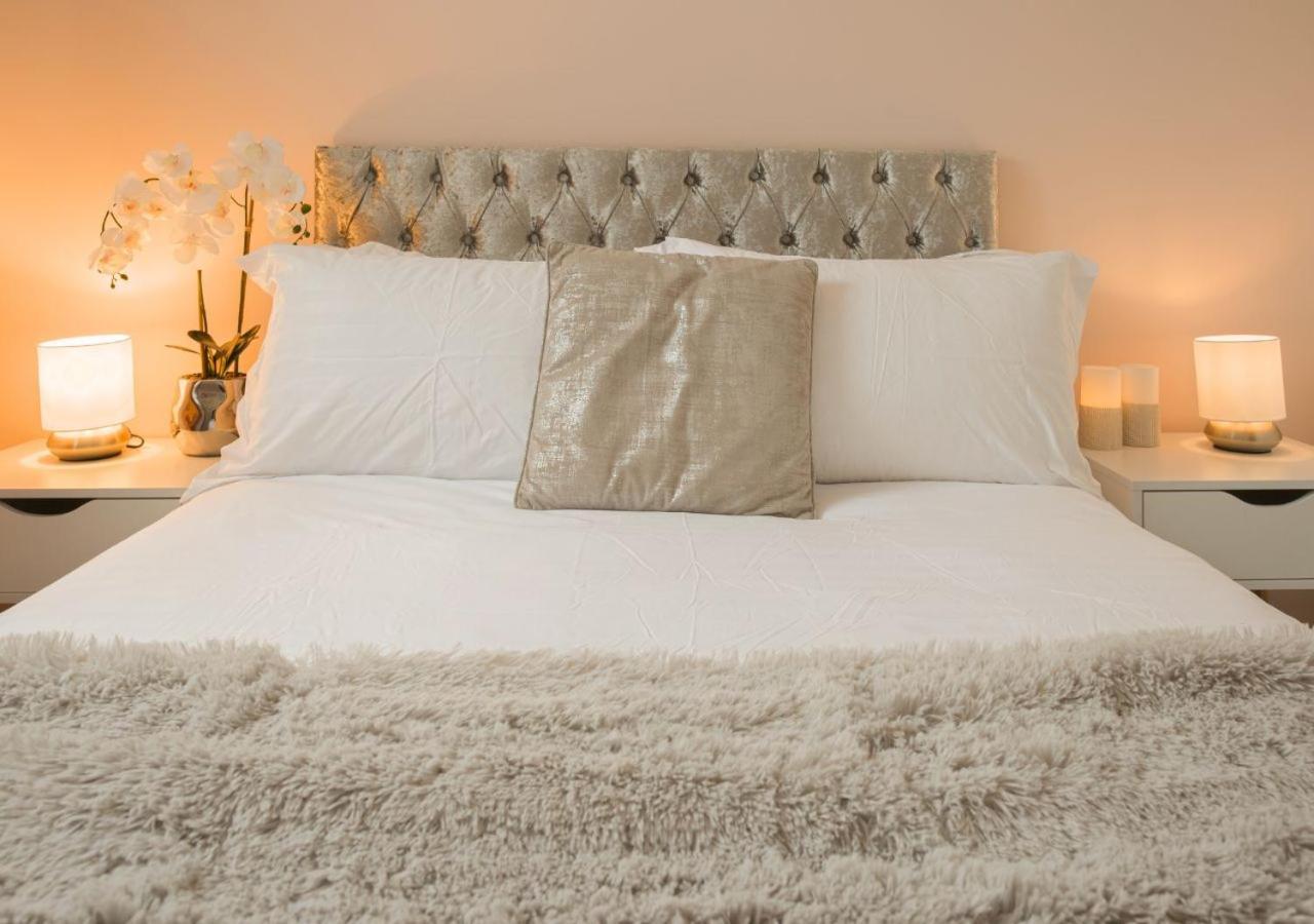 Stunning 2 Bed With Private Patio And Free Parking Villa Cheltenham Eksteriør bilde