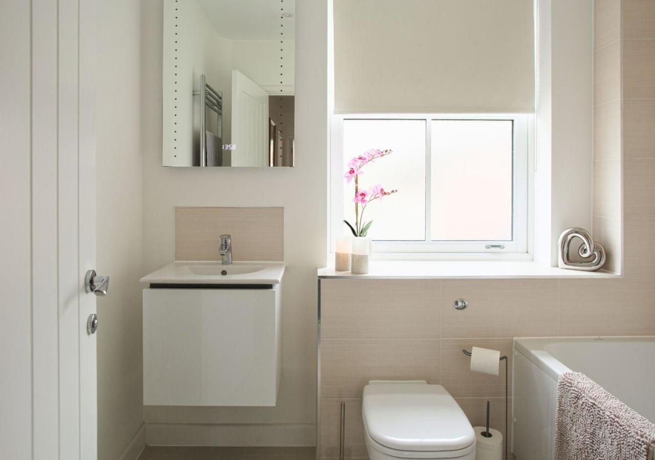 Stunning 2 Bed With Private Patio And Free Parking Villa Cheltenham Eksteriør bilde