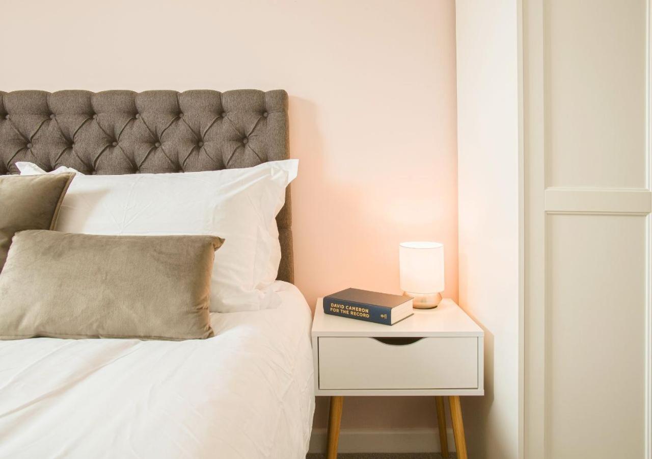 Stunning 2 Bed With Private Patio And Free Parking Villa Cheltenham Eksteriør bilde