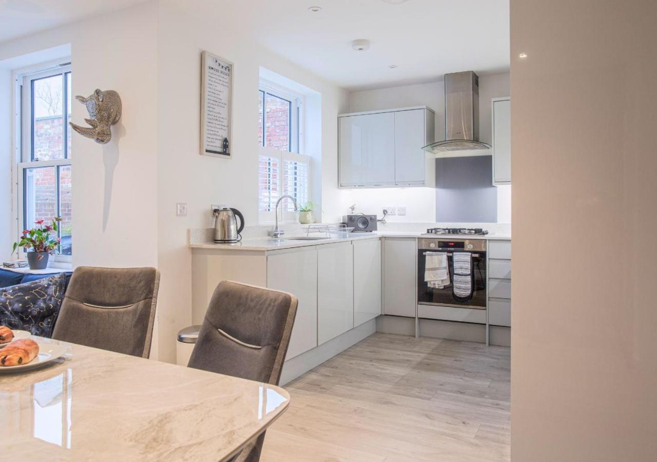 Stunning 2 Bed With Private Patio And Free Parking Villa Cheltenham Eksteriør bilde